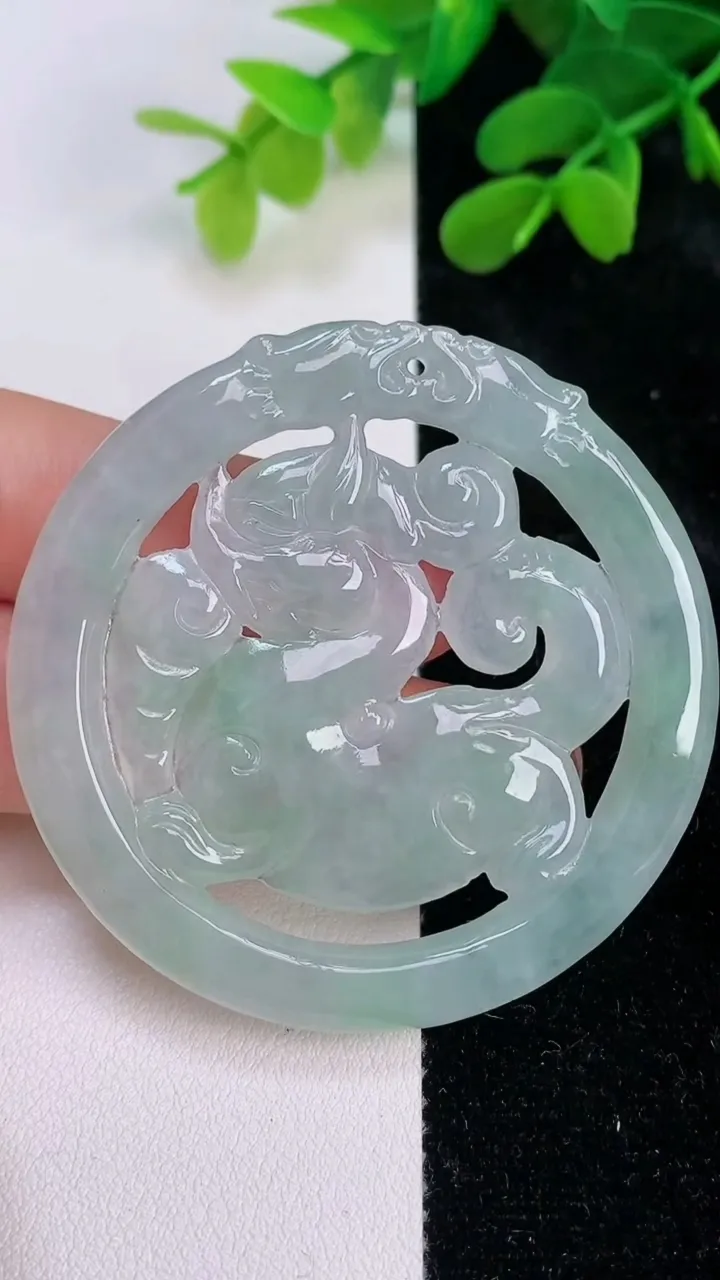 天然A货翡翠麒麟吊坠，尺寸54.2-4.6，重量:25.20g
7月10日