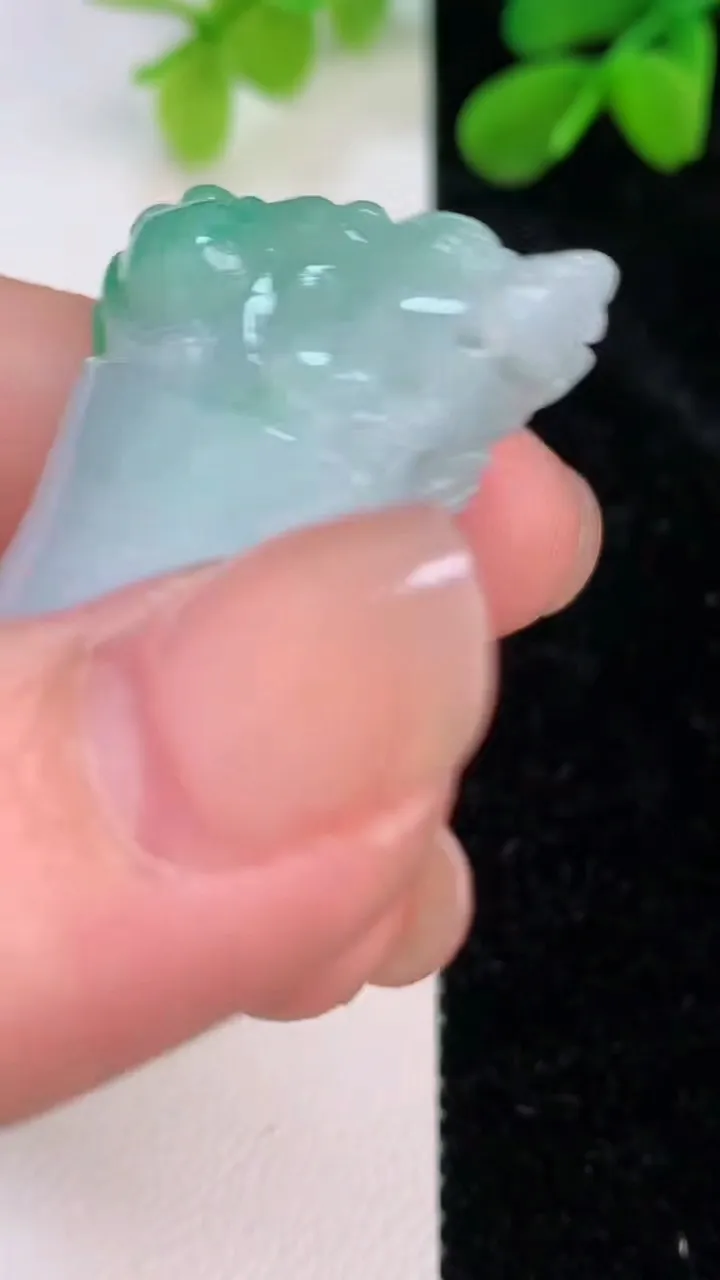 天然A货翡翠象牙吊坠，尺寸44-23.7-12.2，重量:18.92g
7月10日
