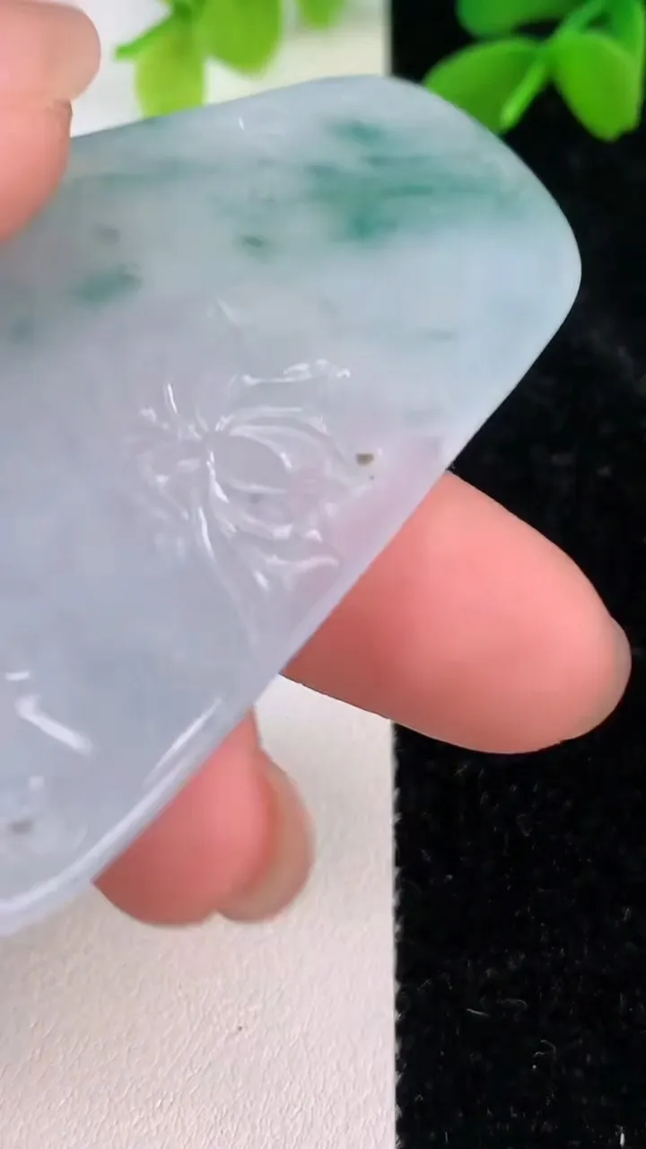 天然A货翡翠飘花大势至观音菩萨吊坠，尺寸65-38.3-3.8，重量:23.17g
7月10日