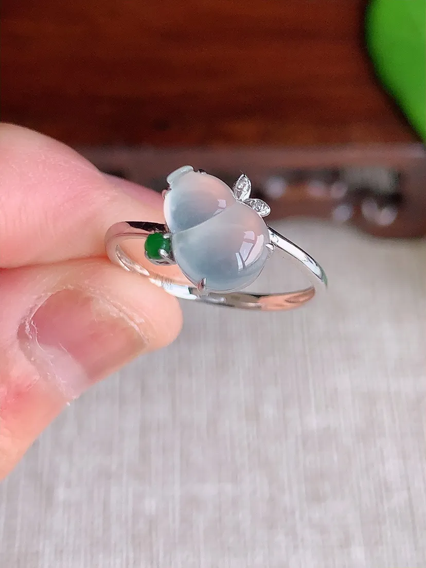 天然A货翡翠18K金镶嵌白月光葫芦戒指 圈口17.3裸石尺寸10×6.8mm 重量1.55g 070