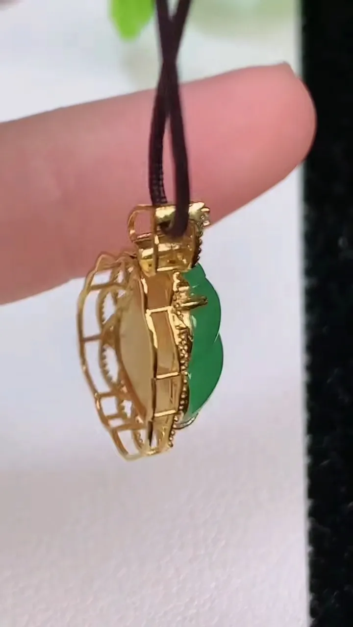 天然A货翡翠葫芦吊坠，尺寸21.8-13-8，裸石13-9.6重量:2.49g
7月10日