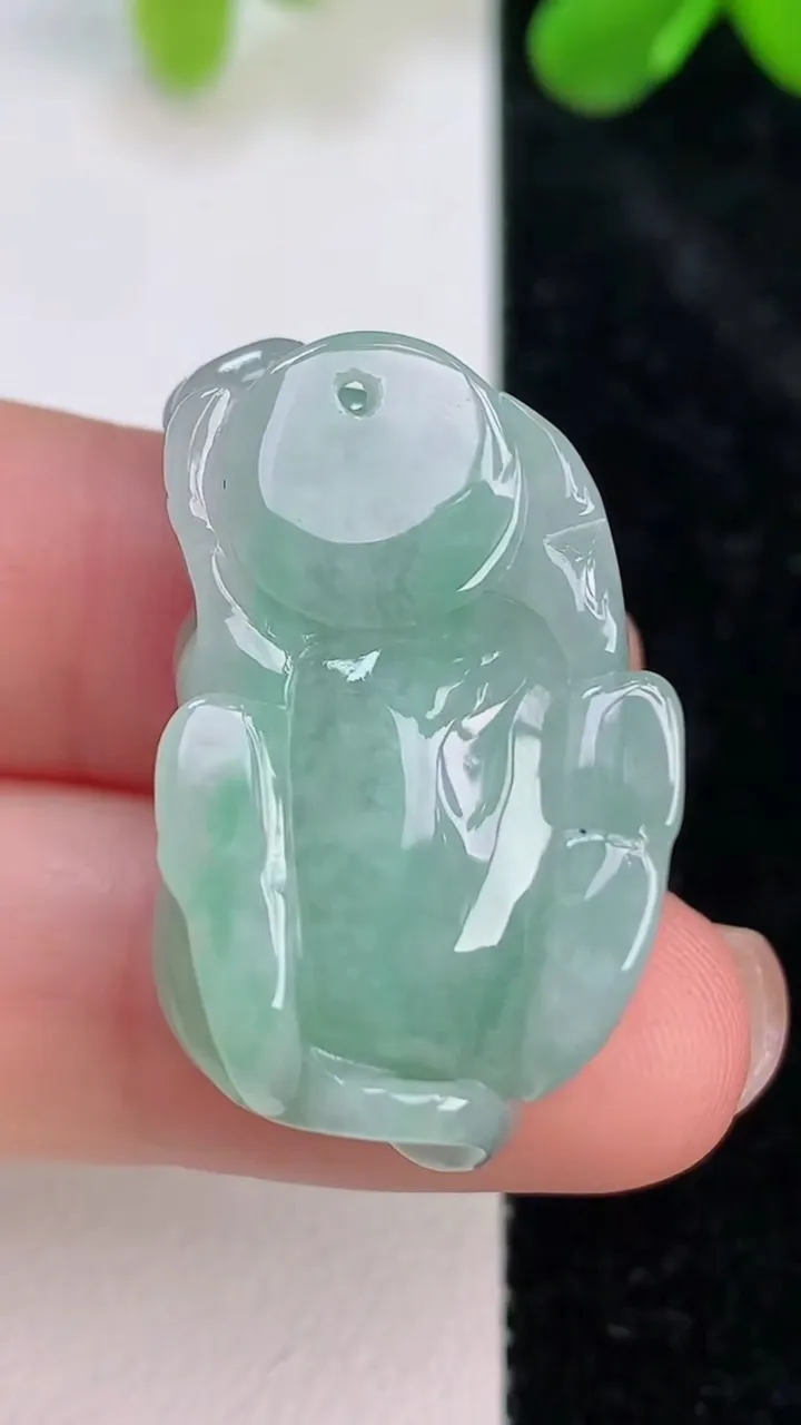 天然A货翡翠生肖牛吊坠，尺寸30.2-18-12.8，重量:13.90g
7月10日