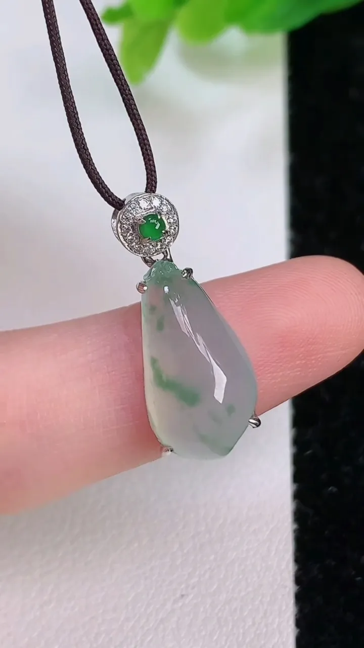 天然A货翡翠种飘花福瓜吊坠，尺寸16.4-9-5.6，重量:2.09g
7月10日