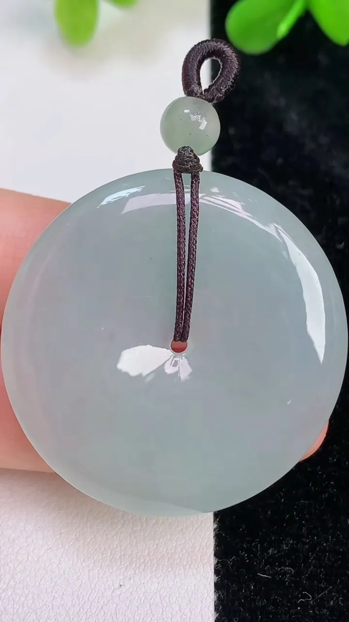 天然A货翡翠平安扣吊坠，尺寸38.7-6，重量:17.90g
7月10日