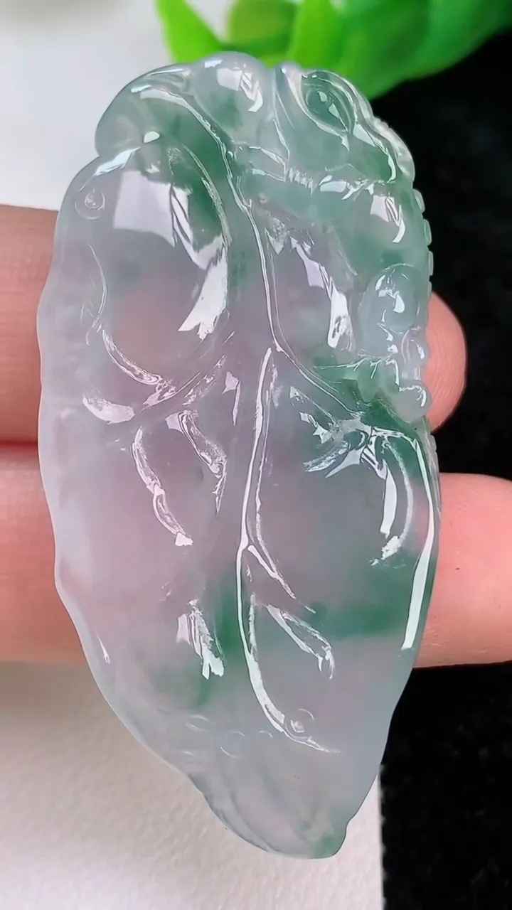 天然A货翡翠今非昔比 蜥蜴吊坠，尺寸52.3-25.5-5，重量:12.40g
7月10日