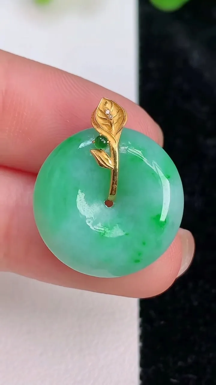 天然A货翡翠平安扣吊坠，尺寸19.8-5.5，重量:4.65g
7月10日