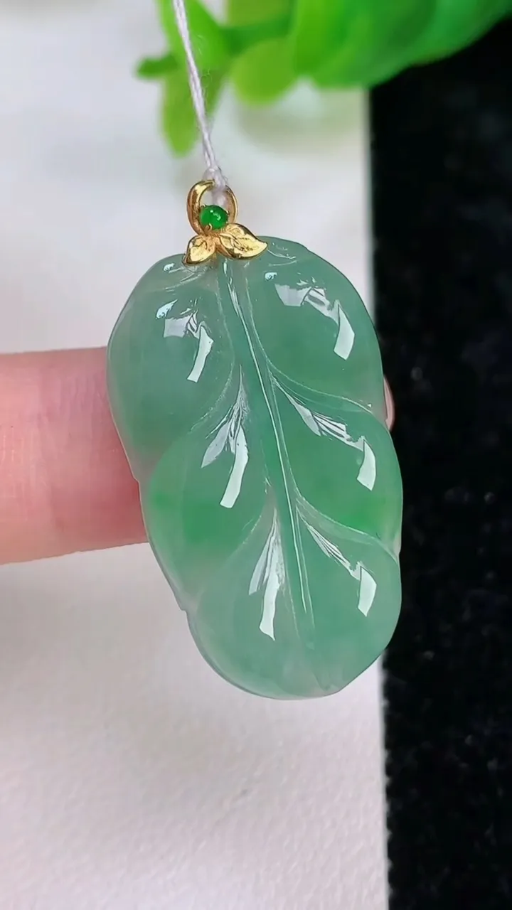 天然A货翡翠金枝玉叶 叶子吊坠，尺寸28.7-16.8-3.8，重量:3.85g
7月10日