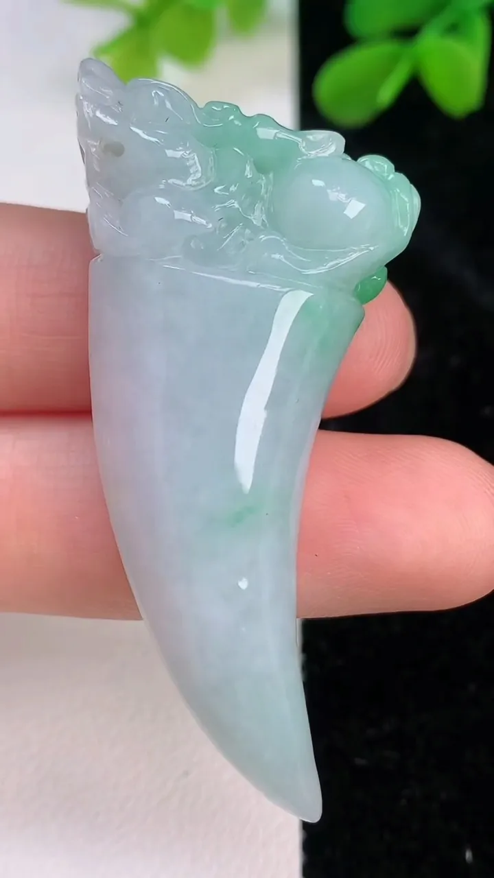 天然A货翡翠象牙吊坠，尺寸44-23.7-12.2，重量:18.92g
7月10日