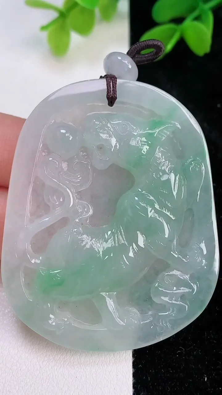 天然A货翡翠生肖虎吊坠，尺寸56-44.2-7.6，重量:36.10g
7月10日