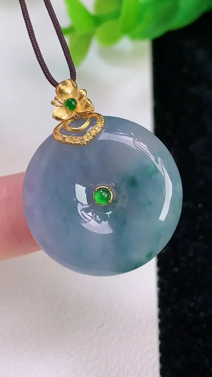 天然A货翡翠18k金紫罗兰飘花平安扣吊坠，尺寸23.7-5.4，重量:6.84g
7月10日