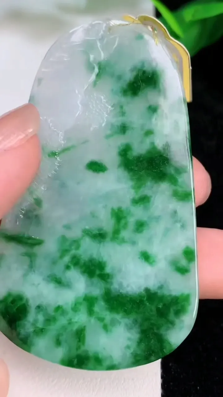 天然A货翡翠山水牌吊坠，尺寸65-38.3-6，重量:31.40g
7月10日