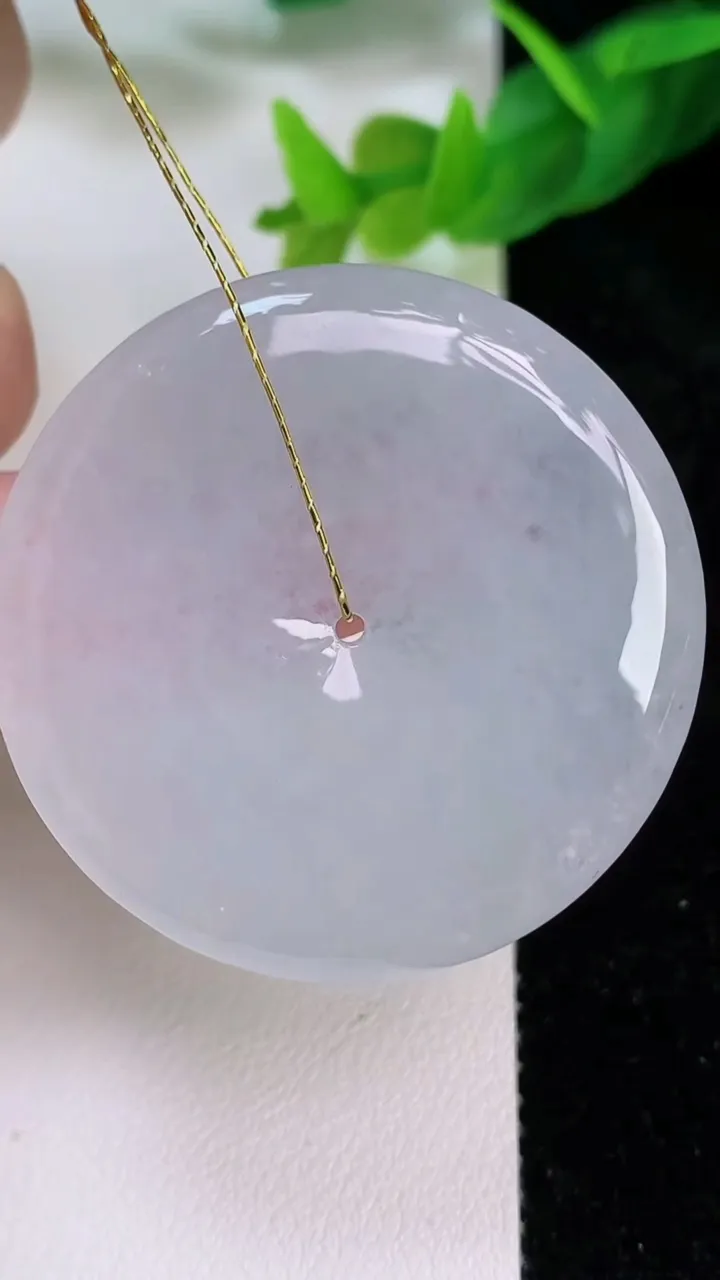 天然A货翡翠平安扣吊坠，尺寸40.5-6，重量:21.06g
7月10日
