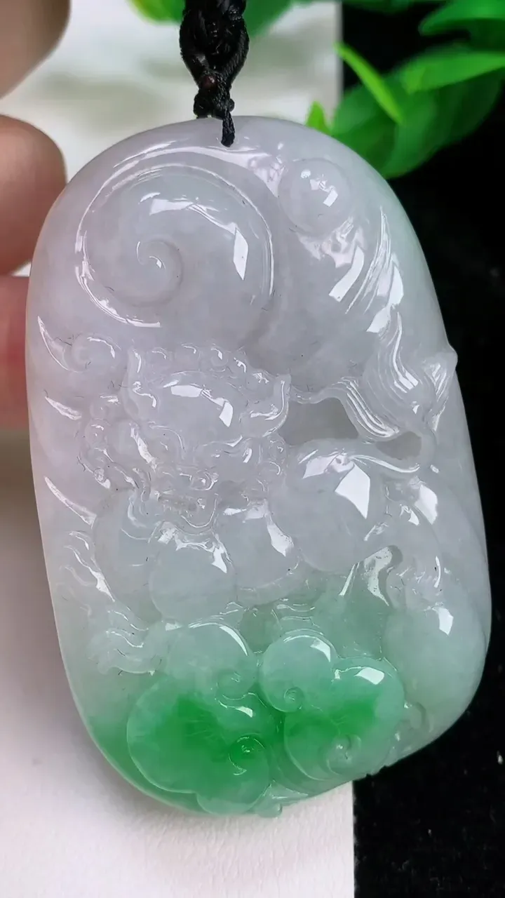 天然A货翡翠麒麟吊坠，尺寸66.5-43-11，重量:71.85g
7月10日