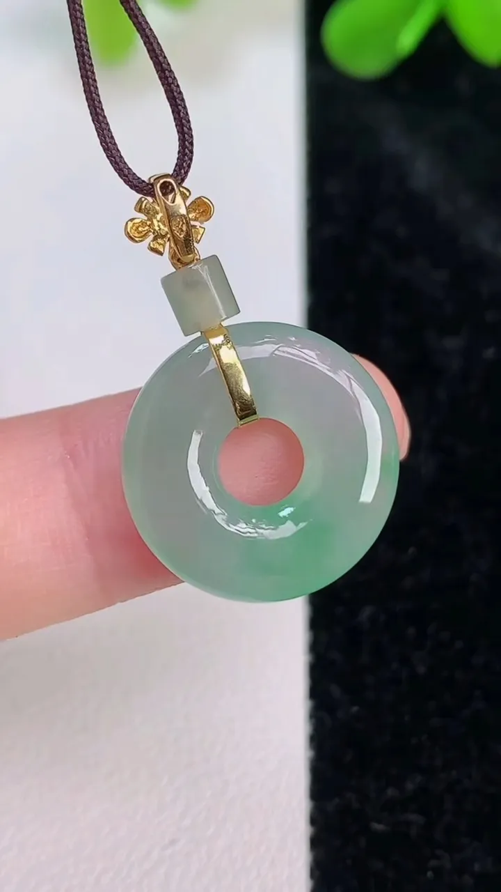 天然A货翡翠平安环吊坠，尺寸17-3.6，重量:2.49g
7月10日