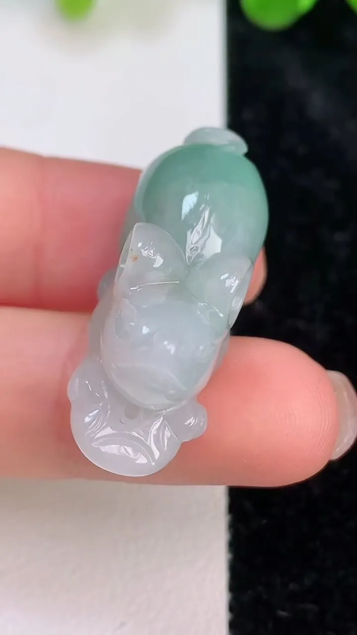 天然A货翡翠生肖鼠吊坠，尺寸29-1295-15，重量:11.63g
7月10日