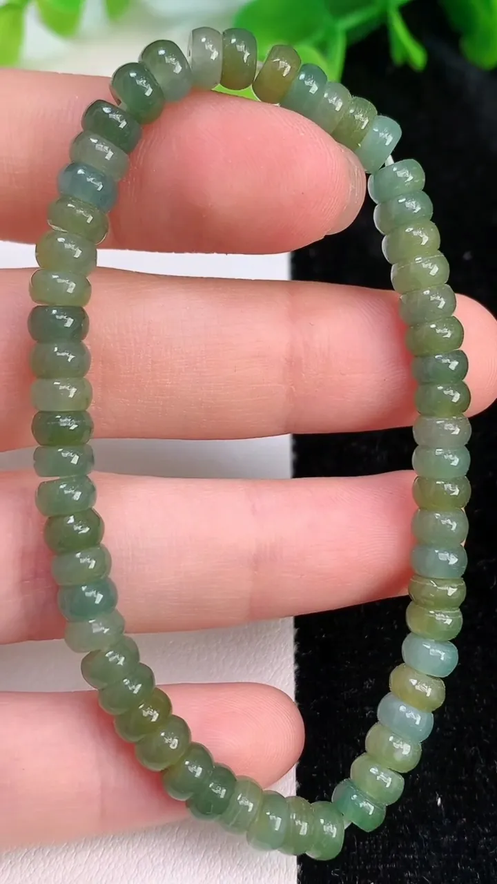 天然A货翡翠货蓝水双彩算盘珠手串，尺寸5.4-2.7，重:11.07g7月10日
工厂直销收藏佳品,种好水足，色泽均匀，有种有色，上手高大气！