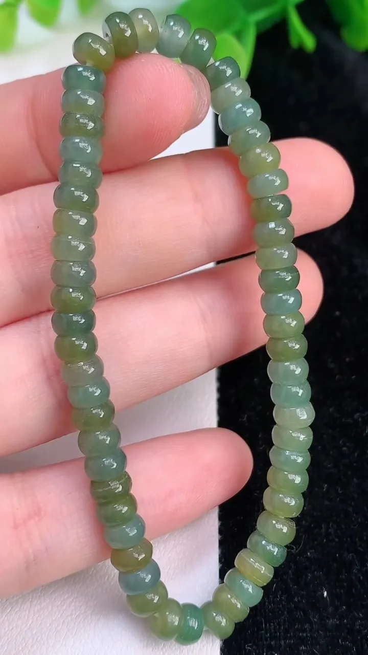 天然A货翡翠货蓝水双彩算盘珠手串，尺寸5.4-2.7，重:11.07g7月10日
工厂直销收藏佳品,种好水足，色泽均匀，有种有色，上手高大气！