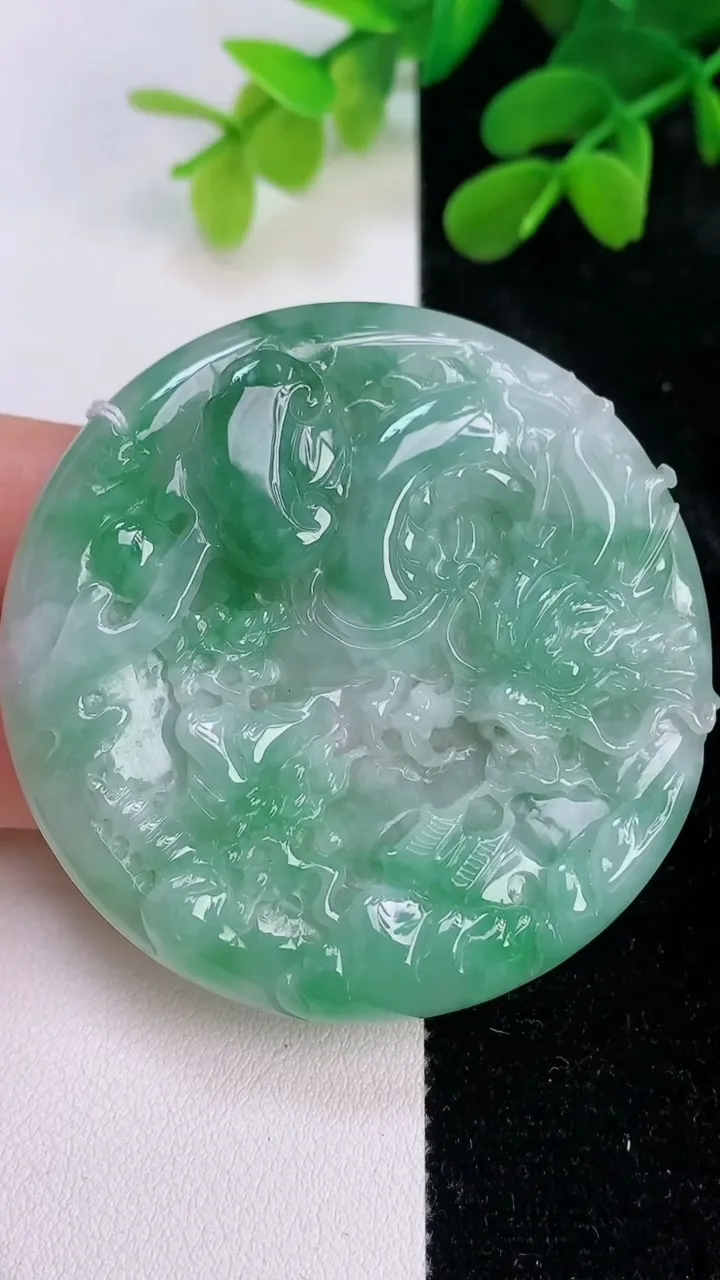 天然A货翡翠龙牌吊坠，尺寸52.8-6，重量:31.33g
7月10日