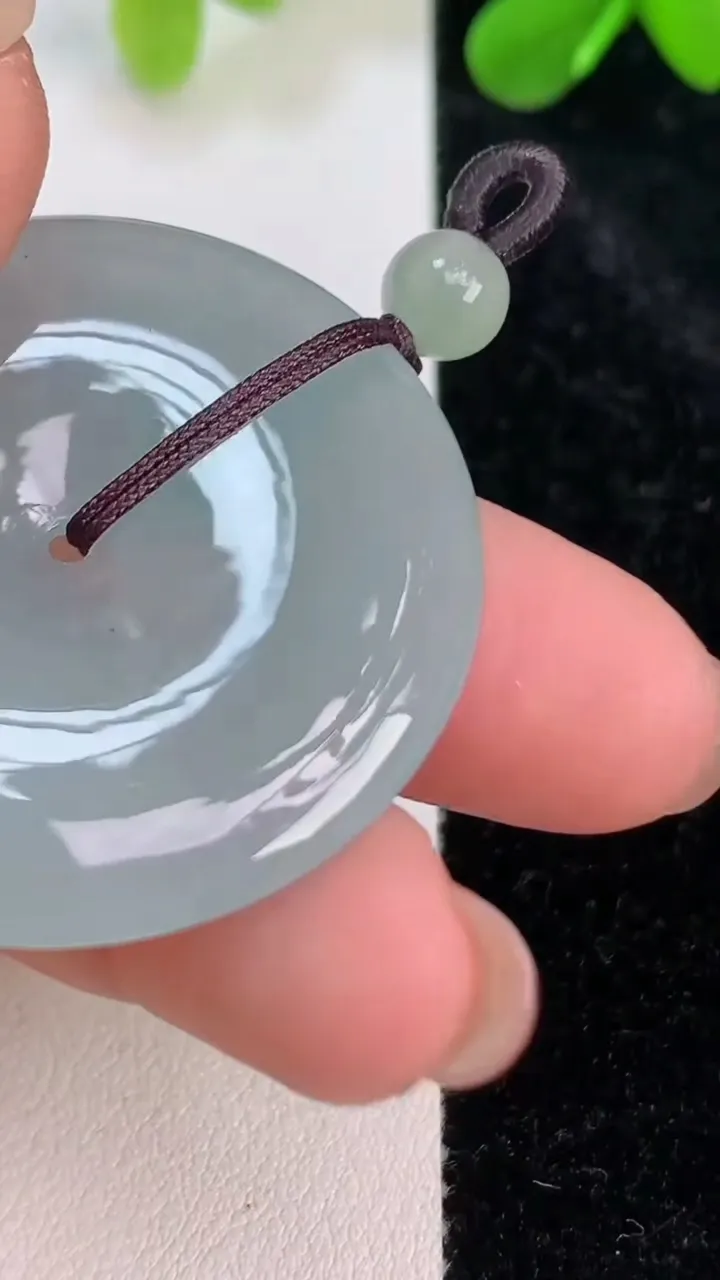 天然A货翡翠平安扣吊坠，尺寸38.7-6，重量:17.90g
7月10日