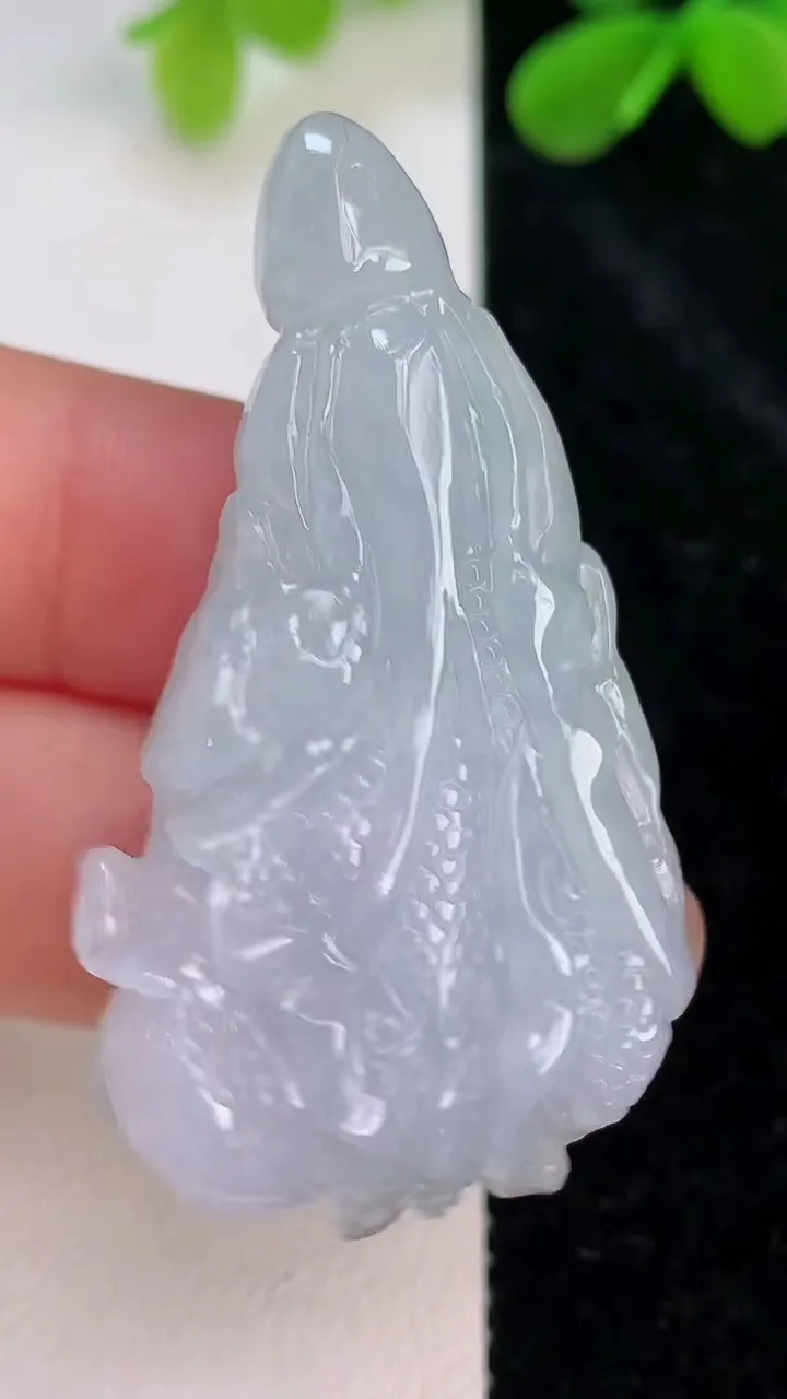 天然A货翡翠白菜吊坠，尺寸46-24.8-12.5，重量:18.82g
7月10日