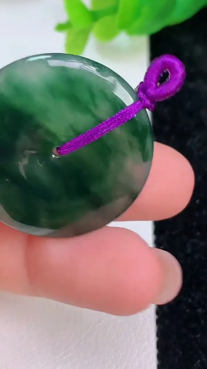 天然A货翡翠飘花平安扣吊坠，尺寸29.5-4，重量:7.29g
7月10日