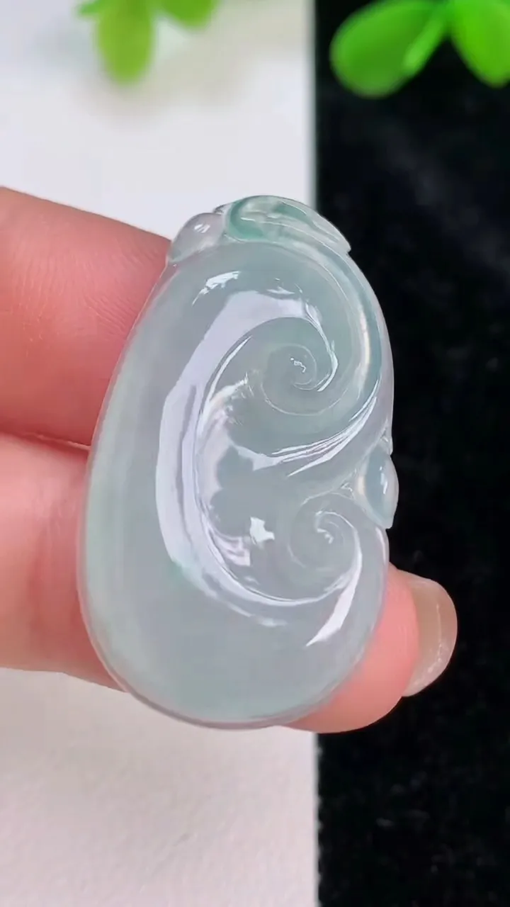 天然A货翡翠如意吊坠，尺寸33.2-19-4.2，重量:5.06g
7月10日