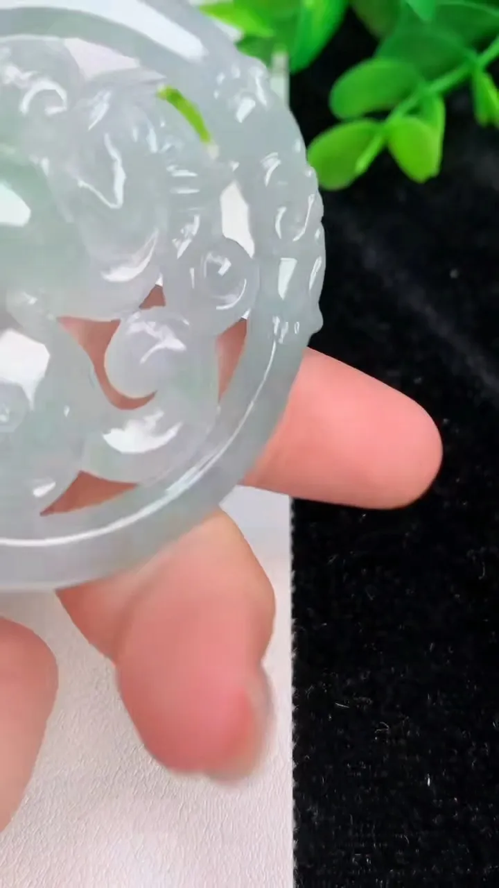 天然A货翡翠麒麟吊坠，尺寸54.2-4.6，重量:25.20g
7月10日
