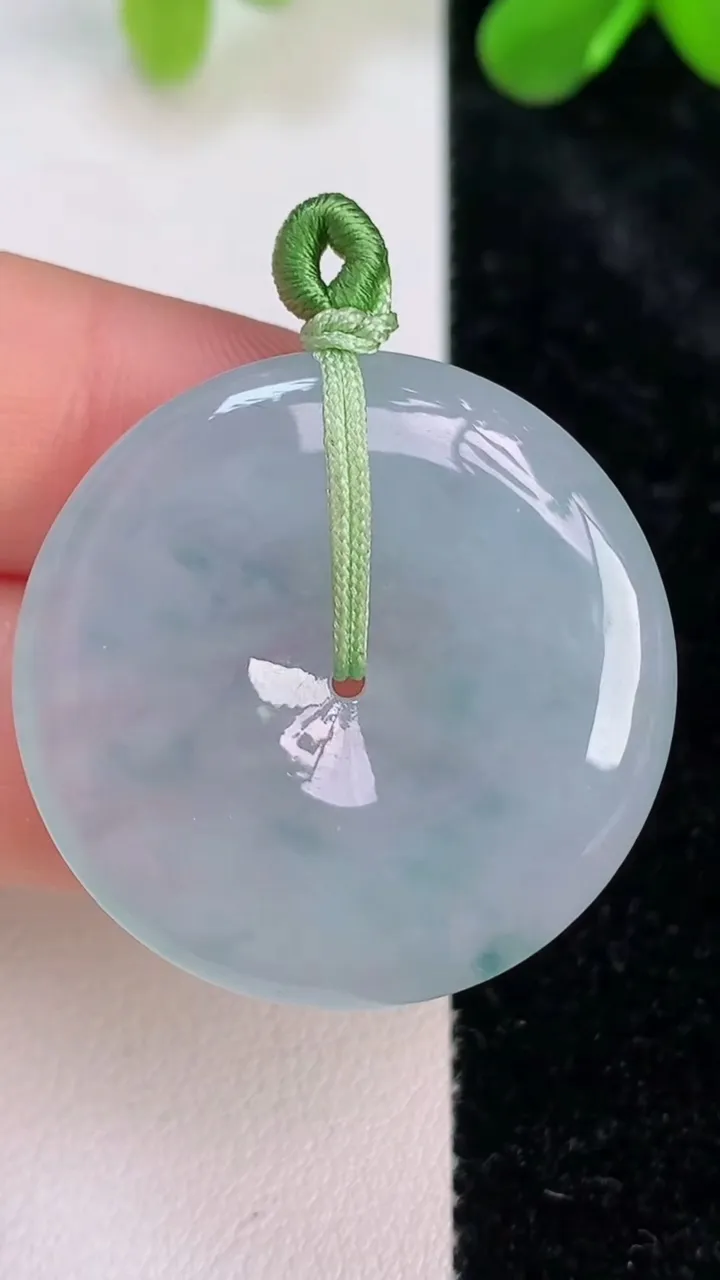 天然A货翡翠飘花平安扣吊坠，尺寸31.2-5.4，重量:11.50g
7月10日