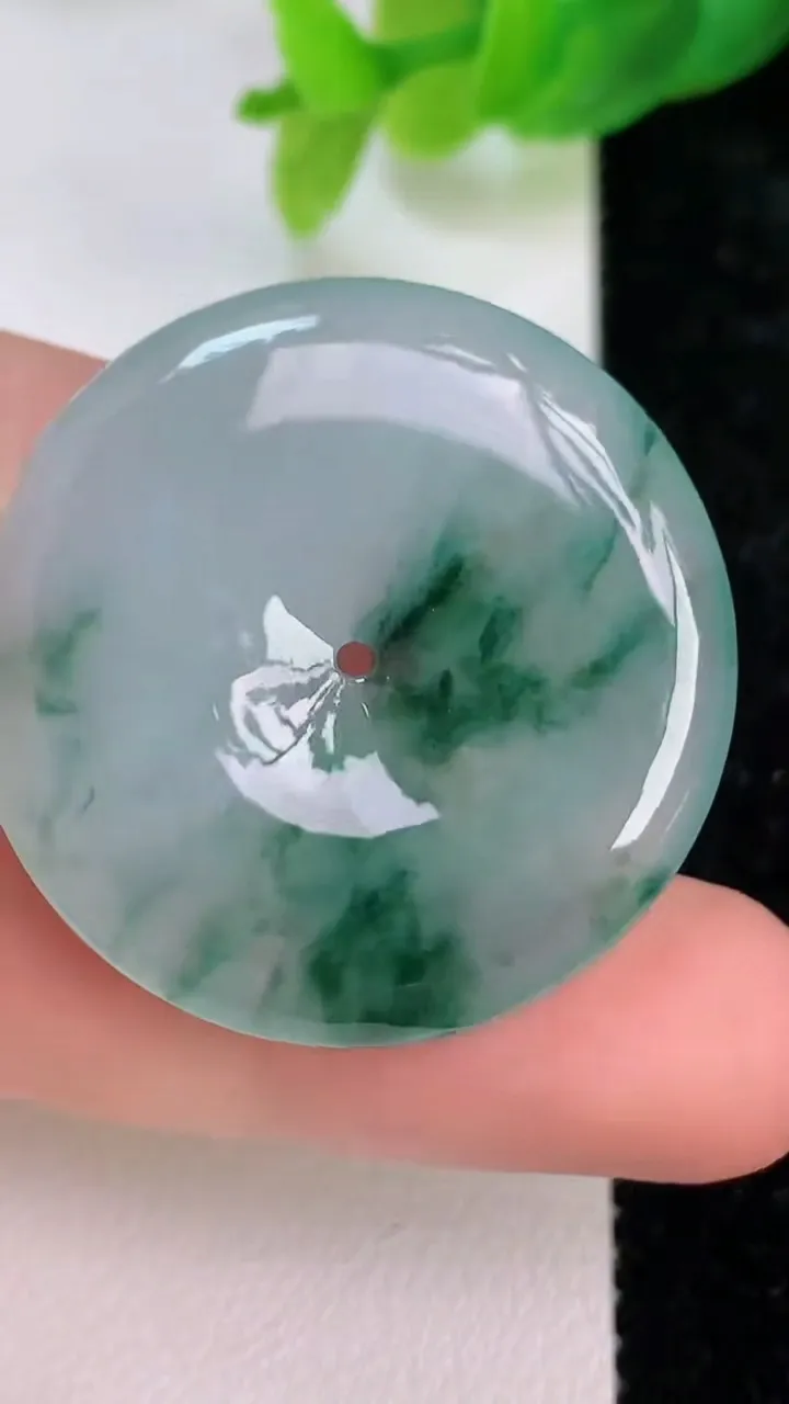天然A货翡翠冰种飘花平安扣吊坠，尺寸32-5.4，重量:12.04g
7月10日