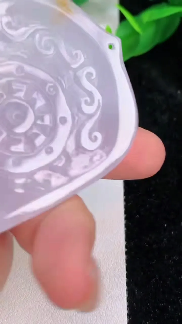 天然A货翡翠紫罗兰虚空藏观音菩萨吊坠，尺寸61.8-45-6，重量:29.69g
7月10日