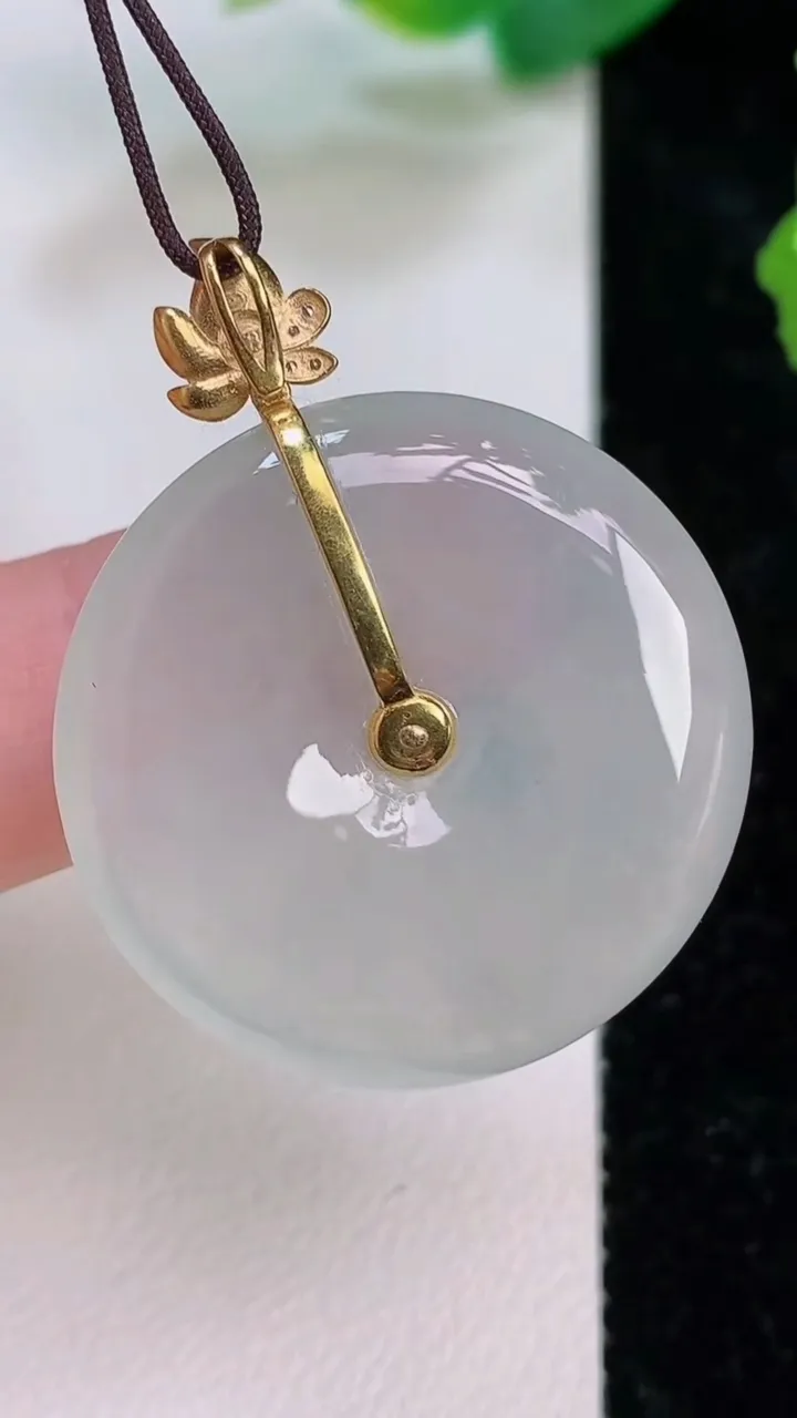 天然A货翡翠种平安扣吊坠，尺寸28.8-5.5，重量:10.28g
7月10日