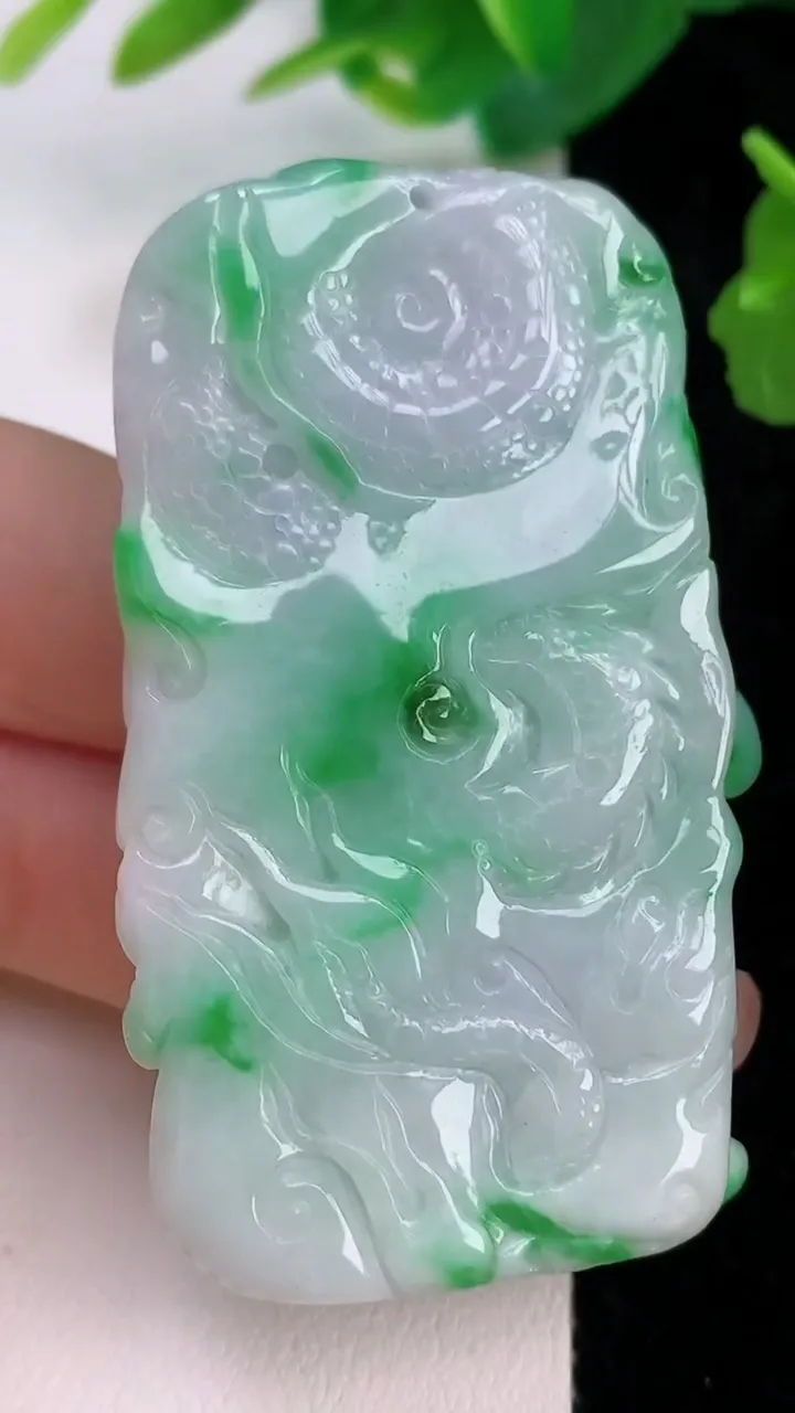 天然A货翡翠龙牌吊坠，尺寸50.3-32.5-10.5，重量:40.04g
7月10日
