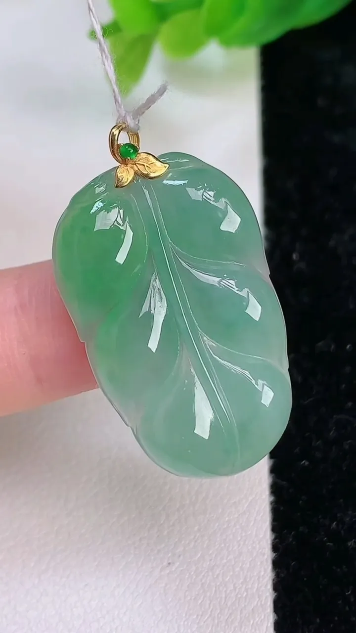 天然A货翡翠金枝玉叶 叶子吊坠，尺寸30-19-4，重量:4.37g
7月10日