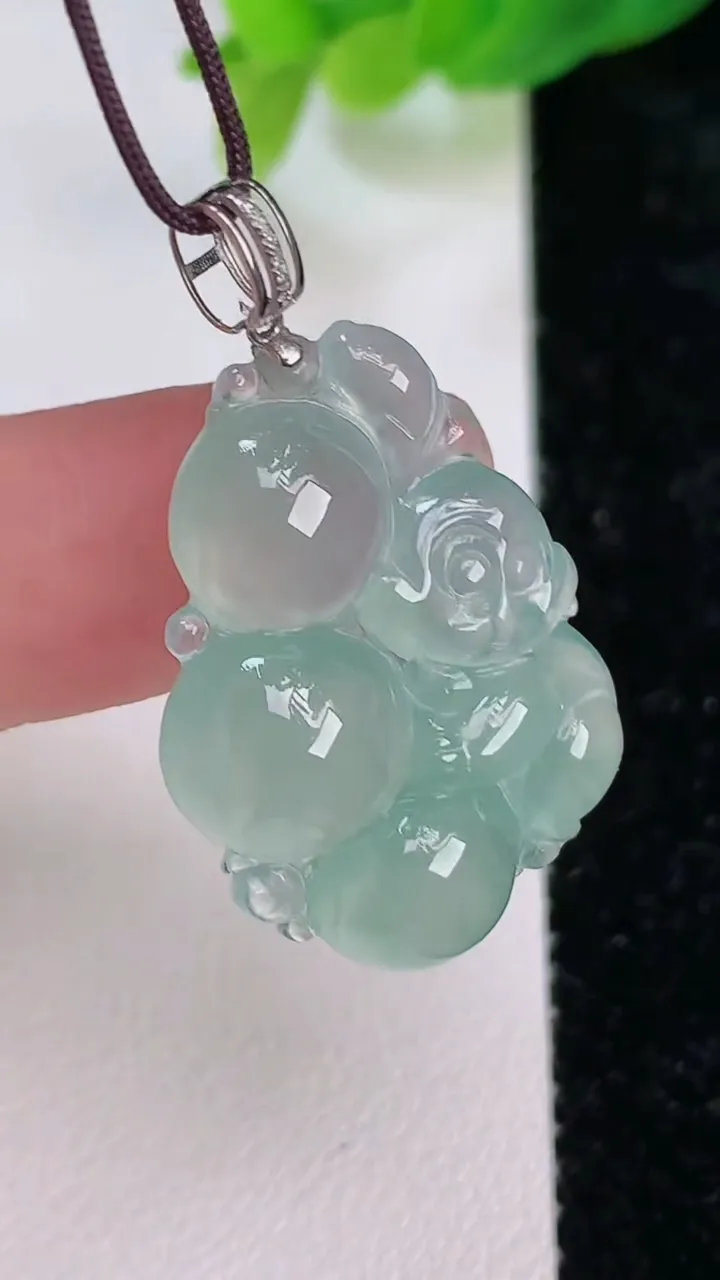 天然A货翡翠生肖猴吊坠，尺寸27.7-18.4-5.5，重量:4.74g
7月10日