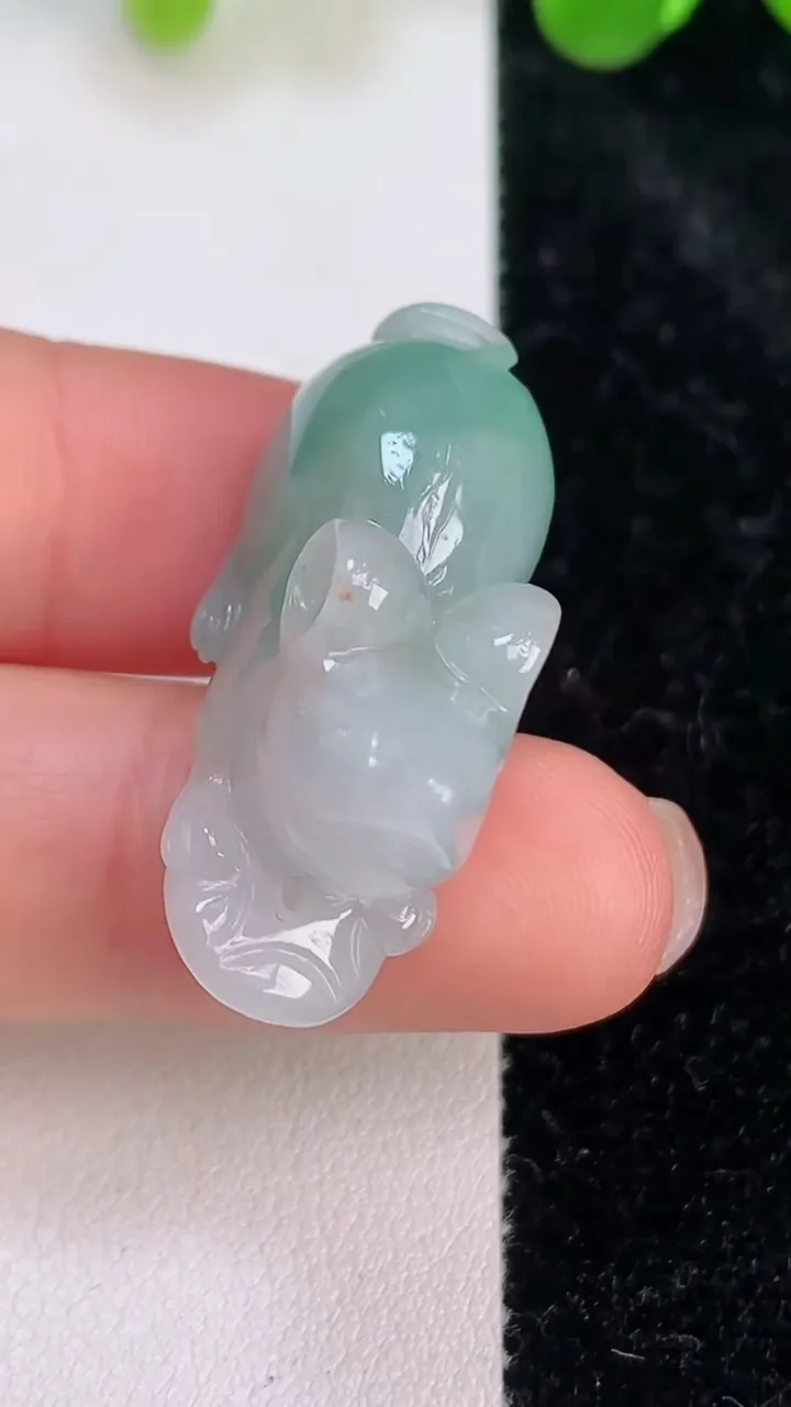 天然A货翡翠生肖鼠吊坠，尺寸29-1295-15，重量:11.63g
7月10日