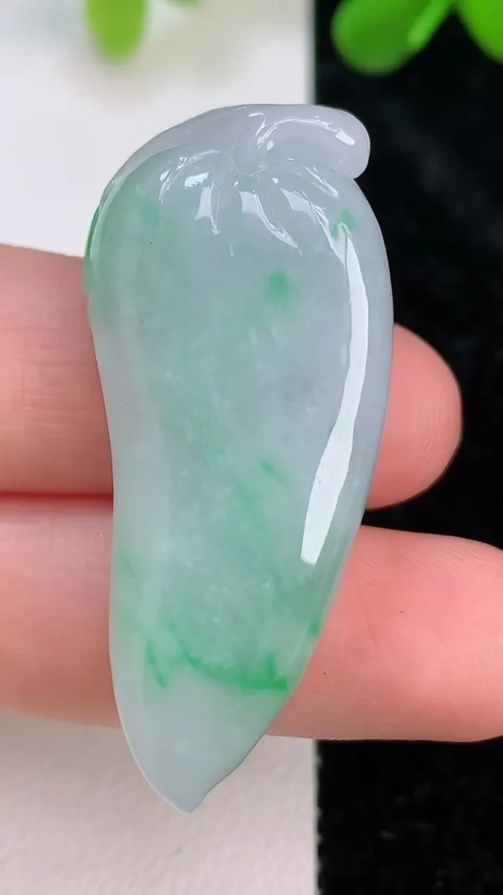 天然A货翡翠福瓜吊坠，尺寸42-17-9.8，重量:14.12g
7月10日
