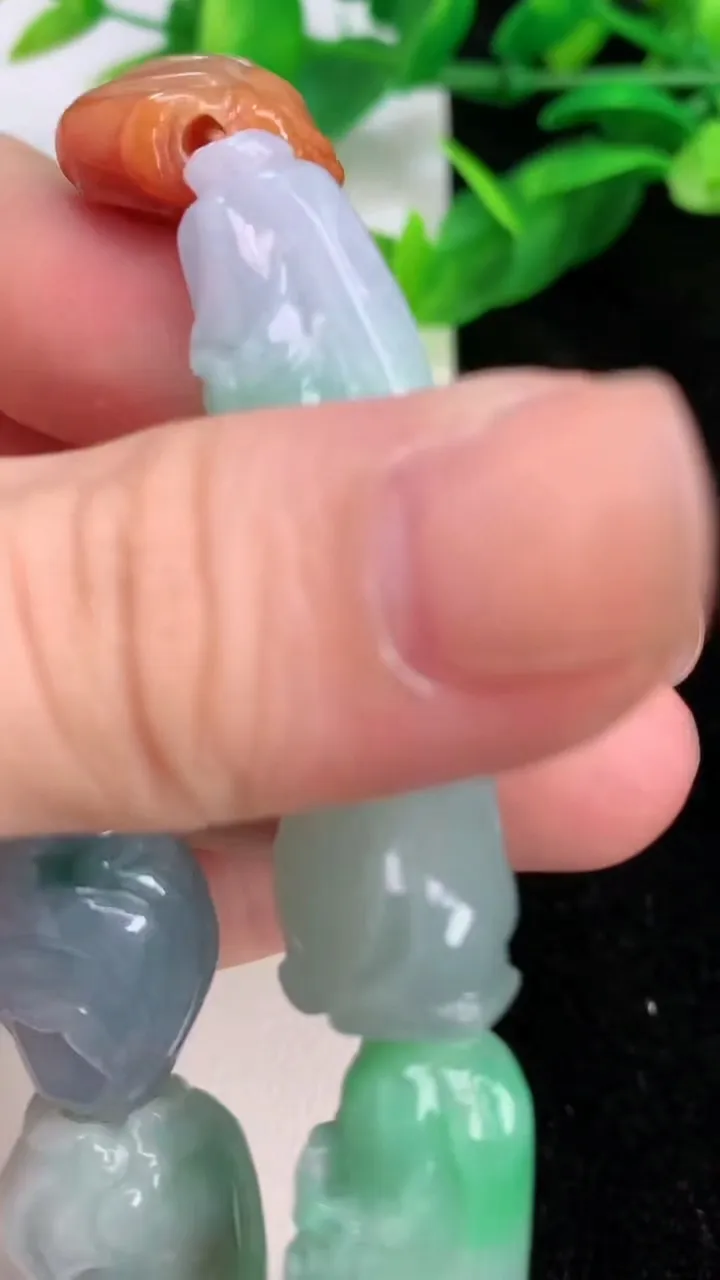 天然A货翡翠四彩白菜手串，尺寸24.7-14.2-12，重量:59.31g7月10日
工厂直销收藏佳品,种好水足，色泽均匀，有种有色，上手高大气！