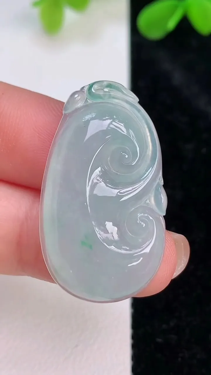 天然A货翡翠如意吊坠，尺寸33.2-19-4.2，重量:5.06g
7月10日
