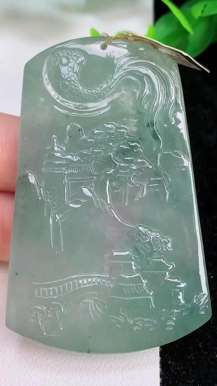天然A货翡翠府上有龙 龙牌吊坠，尺寸64.8-41.4-6，重量:37.55g
7月10日