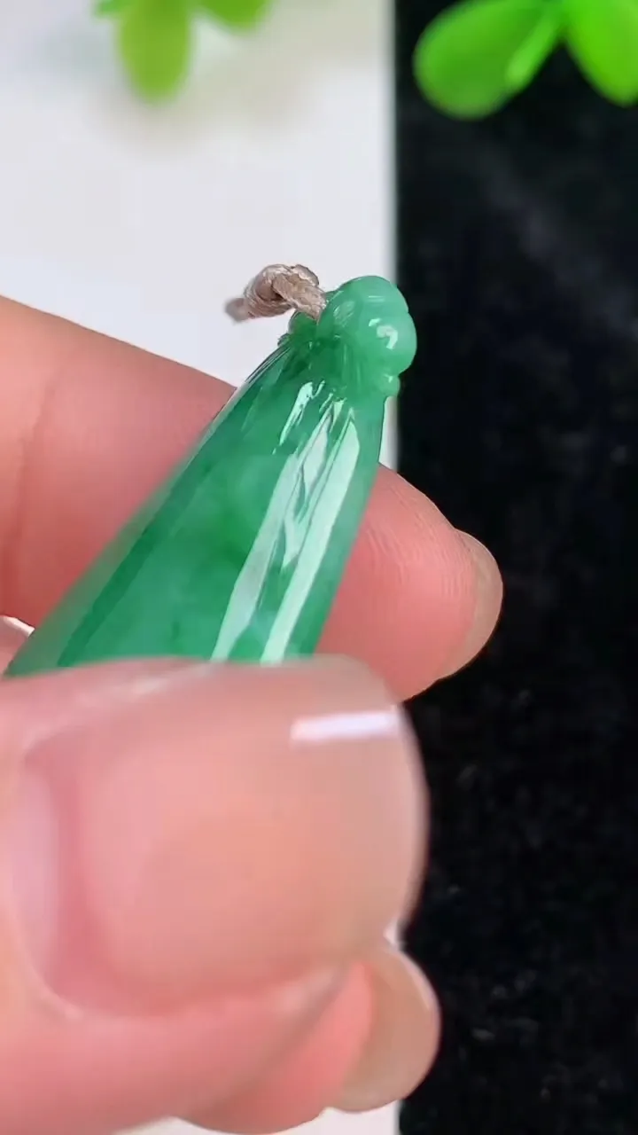 天然A货翡翠福瓜吊坠，尺寸33.8-15-6，重量:5.36g
7月10日