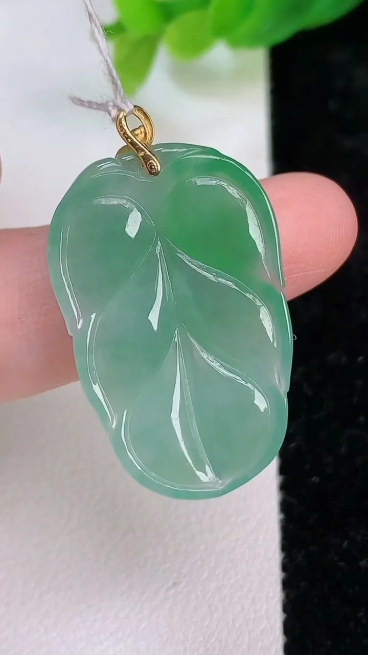 天然A货翡翠金枝玉叶 叶子吊坠，尺寸30-19-4，重量:4.37g
7月10日