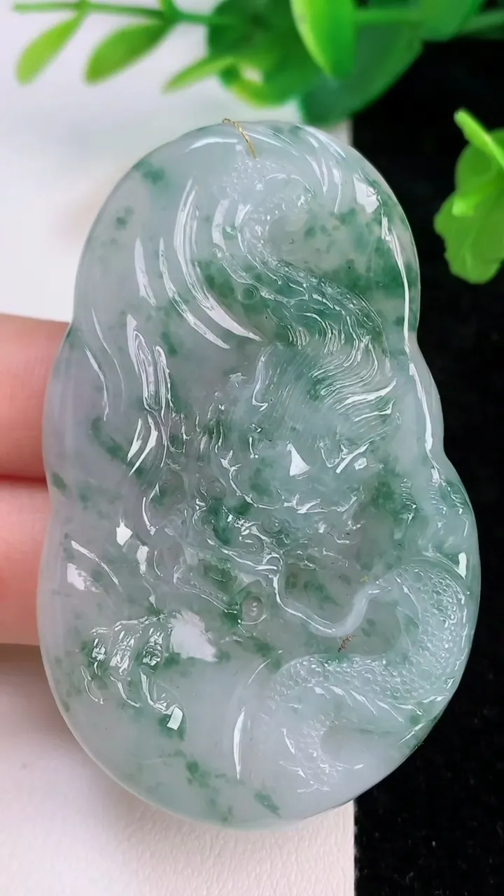 天然A货翡翠飘花龙牌吊坠，尺寸63.3-39-6.4，重量:32.45g
7月10日