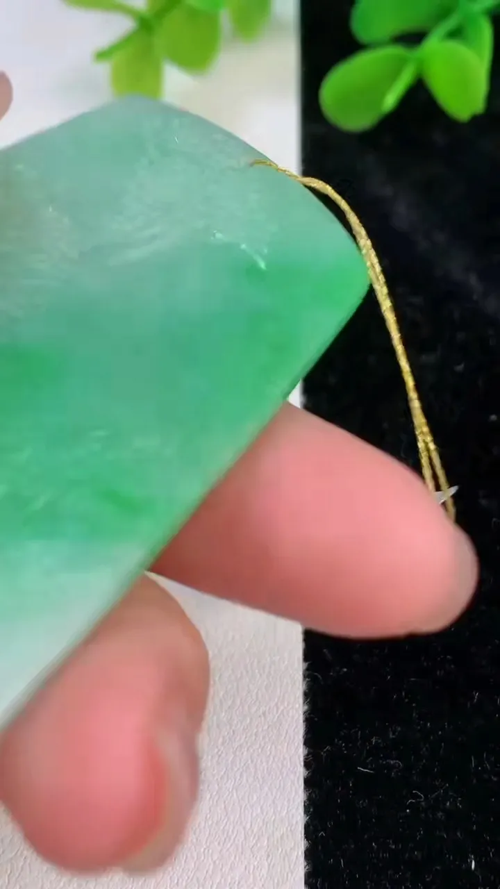 天然A货翡翠山水牌吊坠，尺寸59.5-37.8-5.6，重量:29.15g
7月10日
