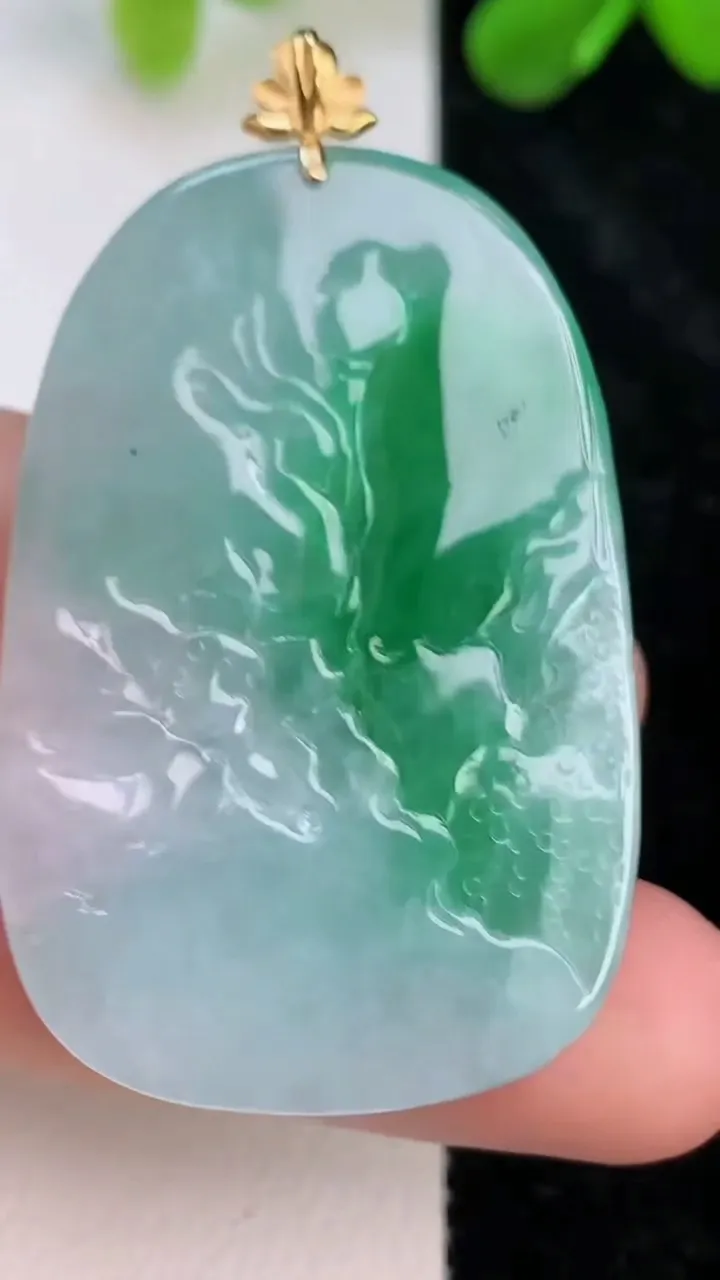 天然A货翡翠年年有余 荷叶鱼吊坠，尺寸42.8-28.4-6.4，重量:18.12g
7月10日