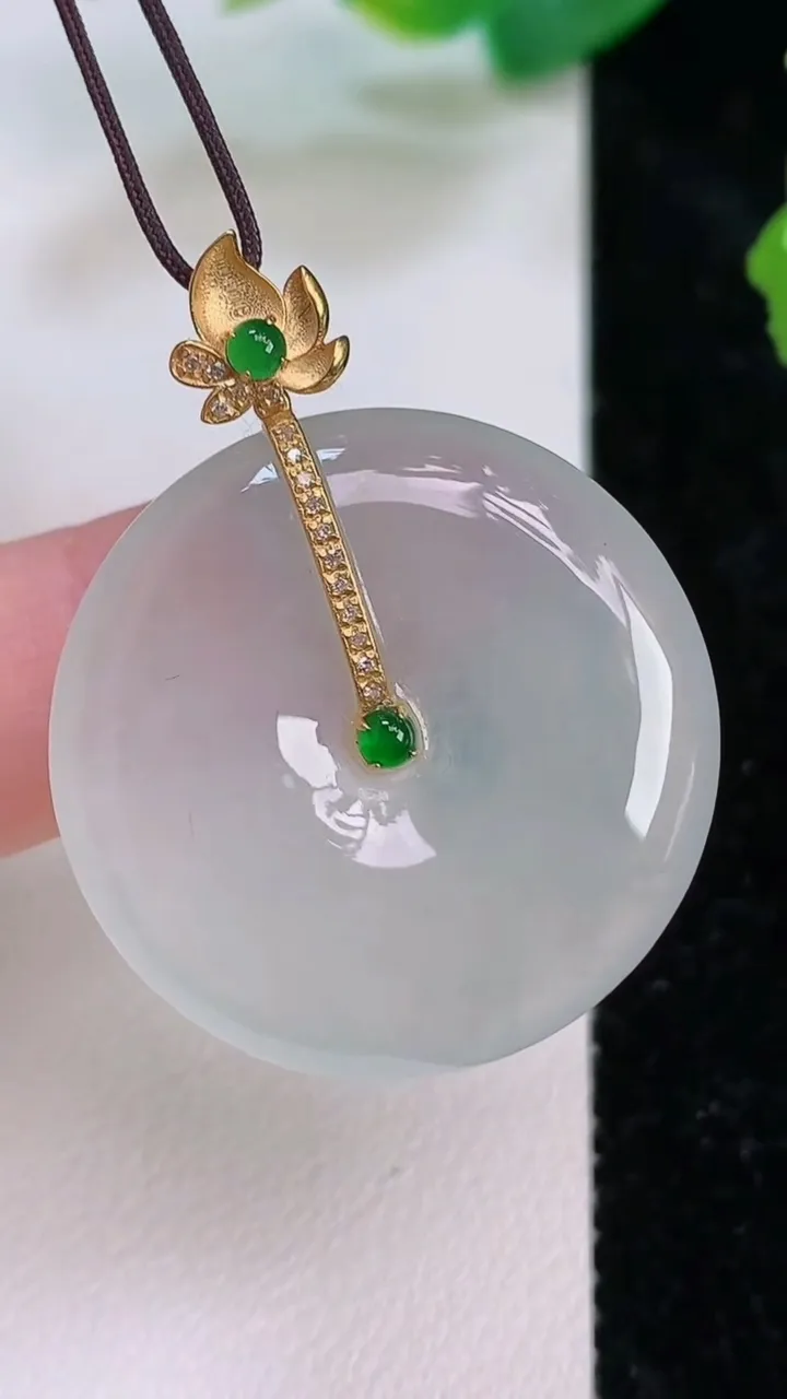 天然A货翡翠种平安扣吊坠，尺寸28.8-5.5，重量:10.28g
7月10日