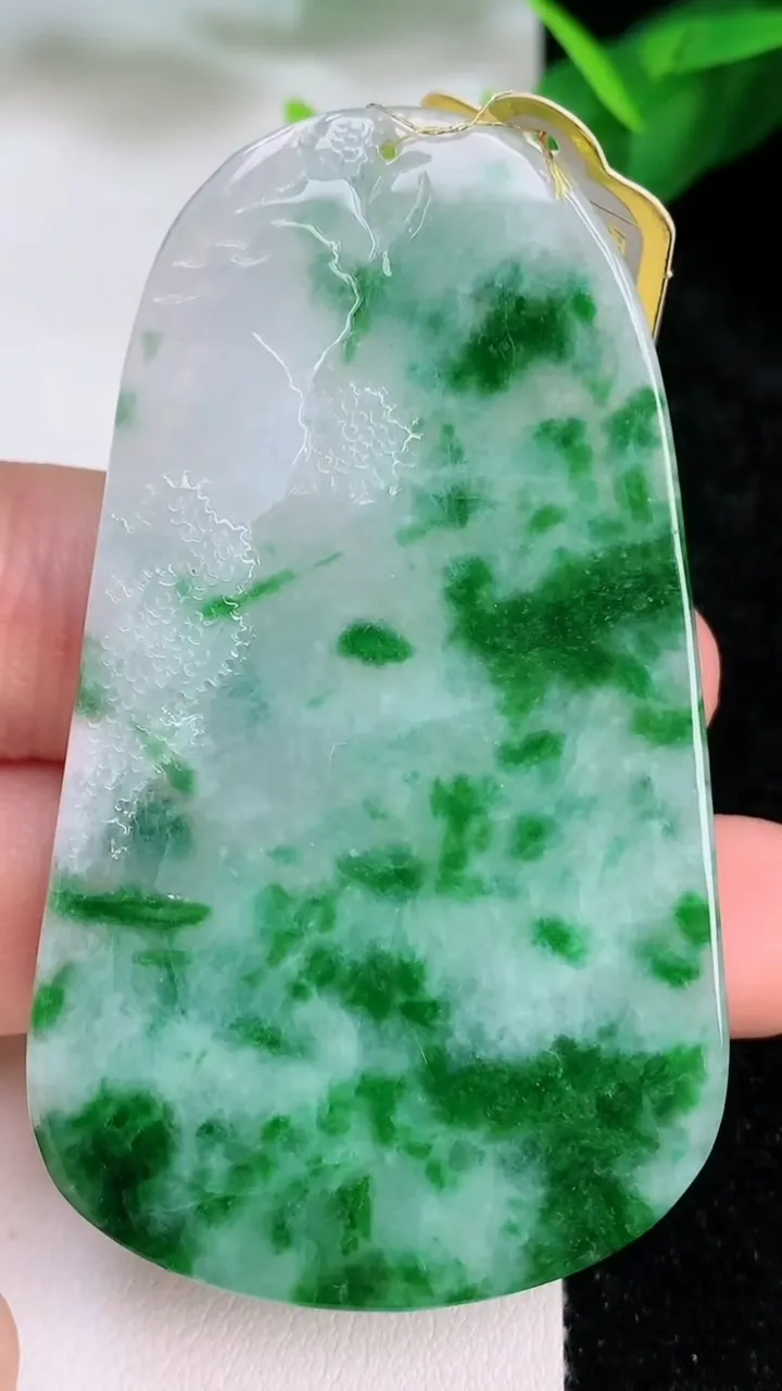 天然A货翡翠山水牌吊坠，尺寸65-38.3-6，重量:31.40g
7月10日