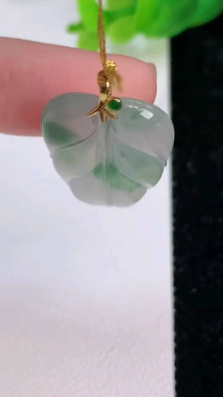 天然A货翡翠金枝玉叶 叶子吊坠，尺寸26-17.5-3.3，重量:3.37g
7月10日