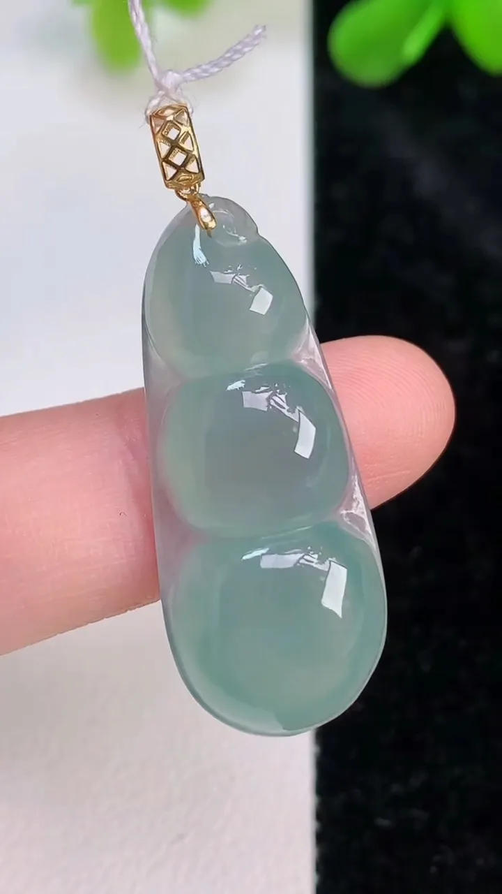 天然A货翡翠福豆吊坠，尺寸33-14-5.7，重量:4.67g
7月10日