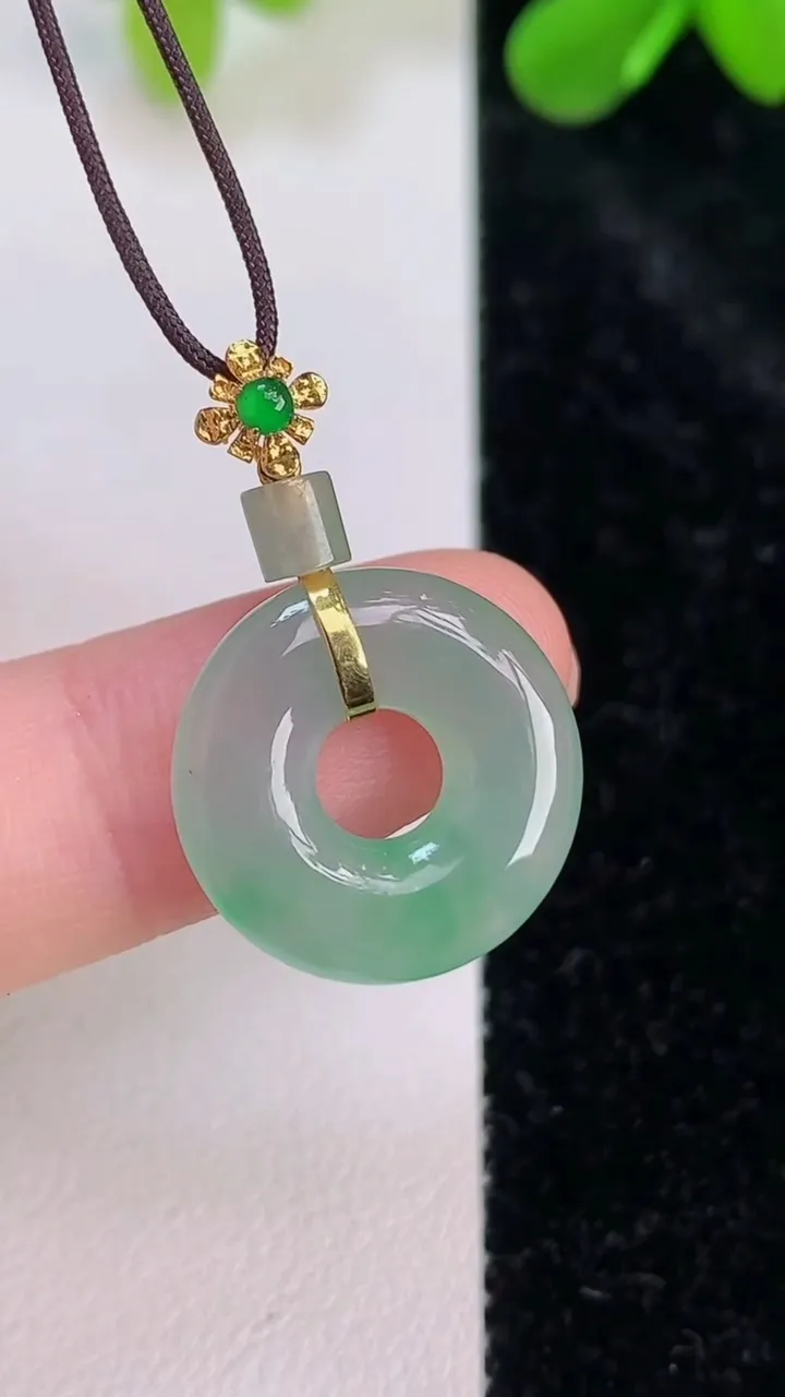 天然A货翡翠平安环吊坠，尺寸17-3.6，重量:2.49g
7月10日