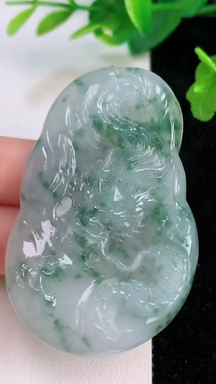 天然A货翡翠飘花龙牌吊坠，尺寸63.3-39-6.4，重量:32.45g
7月10日